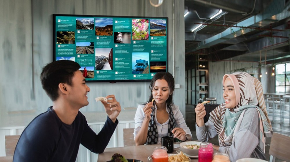 Vibe.fyi vs ONELAN: Your Guide to Choosing the Right Corporate Digital Signage Solution